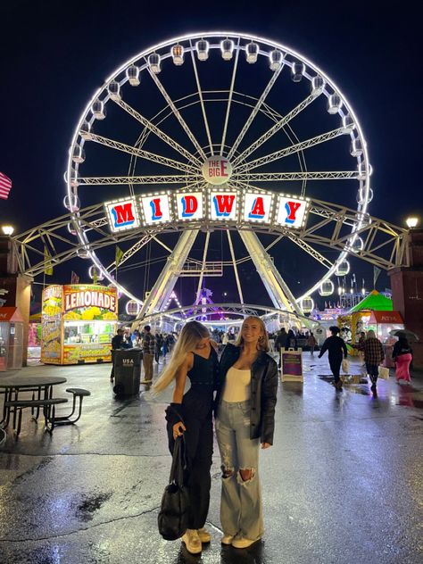 Carnival Outfit Fair, Carnival Fits, Two People Poses, Fair Outfit Ideas Carnival, Pic Inspo Friends, Poses Two People, State Fair Outfits, The Big E Fair, Carnival Photoshoot