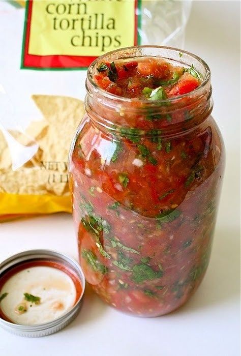 Stopped buying the jar stuff once I tasted this homemade salsa. Simple and delicious: Chop 5-6 Roma tomatoes,1 small onion and 1/2 cup fresh Cilantro. Mince 2 seeded Serrano or Jalapeño peppers and 1 clove of garlic. Add 2 tbsp. freshly squeezed lime juice and salt and peper to taste. Mix everything together and let sit overnight for flavors to meld. : Great Food Pins Restaurant Style Salsa, Resep Salad, Mapo Tofu, Food Vegetarian, Pioneer Woman Recipes, Homemade Salsa, Snacks Für Party, Roma Tomatoes, Tapenade