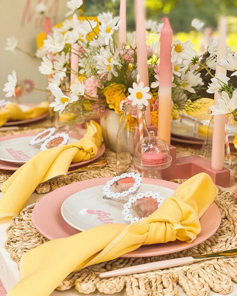 Host a groovy gathering with these boho Daisy party decor ideas! From centerpieces to signage, find inspiration for creating a chic and stylish celebration that's perfect for any occasion. For even more party inspiration and DIY tips, check out our latest blog post! Floral Theme Table Decor, 30th Birthday Boho Party Ideas, Daisy Picnic Party, 70s Party Table Decorations, Groovy Flower Arrangement, Retro Daisy Party, Daisy Table Setting, Groovy First Birthday Centerpieces, Daisies Party Theme