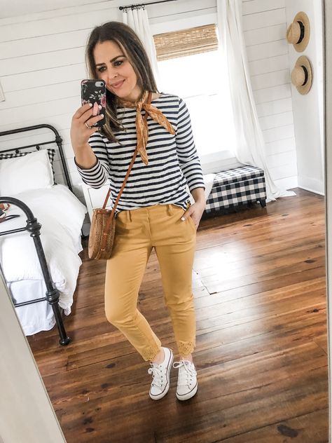 White and black long sleeved tee+mustard pants+brown round rattan crossbody-bag+mustard printed bandana/ neck-scarf+white sneakers. Spring Casual Outfit 2019 Mustard Pants Outfit Spring, Mustard Trousers Outfit, Mustard Jeans Outfit, Gold Pants Outfit, Mustard Pants Outfit, Mustard Outfit, Postpartum Wardrobe, Yellow Pants Outfit, Mustard Jeans