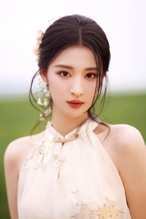 Wang Churan, Asian Celebrities, Hairdo For Long Hair, Anime Monochrome, Chinese Actress, Photoshoot Poses, Face Claims, Actresses, Long Hair Styles