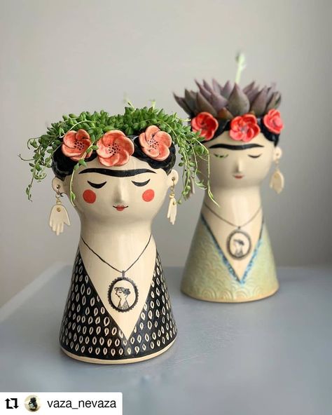 Vases With Flowers, Vase Deco, Frida Art, Frida Kahlo Art, Face Vase, Diy Pottery, Ceramics Pottery Art, Ceramics Ideas Pottery, Pottery Designs