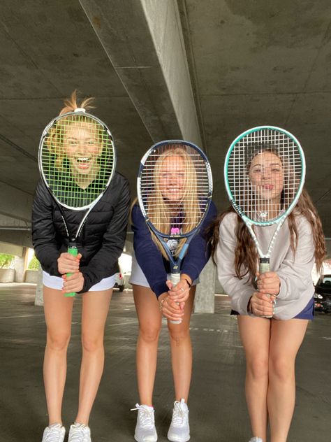 Tennis Photoshoot Ideas Friends, Tennis Group Photo Ideas, Tennis Whispers, Tennis Team Pictures, Tennis Pictures Poses, Tennis Photoshoot Ideas, Tennis Poses, Tennis Senior Pictures, Tennis Friends