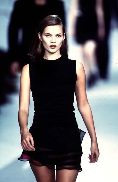 Kate Moss Kate Moss Runway, Kate Moss Outfit, Graphic Panels, Kate Moss Style, Black Chiffon Dress, 90s Runway Fashion, Runway Fashion Couture, Runway Outfits, 90s Model