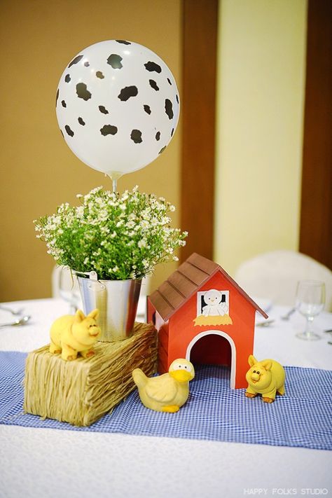 table (2) Mcdonalds Birthday Party, Barnyard Bash, Barnyard Theme, Old Mcdonald, Barnyard Birthday Party, Farm Animal Party, Farm Themed Birthday Party, Farm Animals Birthday Party, Party Table Centerpieces