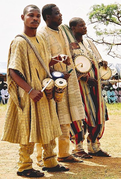 Legendary YORUBA Clothing And Dressing : Pics Inside - Culture - Nigeria Nigerian Tribes, Ghana Empire, Talking Drums, Nigerian Culture, African Drum, Yoruba People, Afrikaanse Kunst, Eco Print, Style Reference