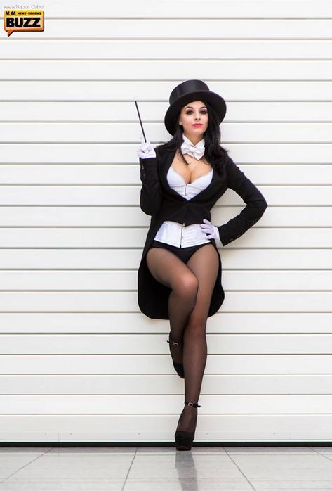 Giada Robin - Zatanna - Cosplay Zatanna Cosplay, Zatanna Dc Comics, Zatanna Zatara, Justice League Comics, Paper Cube, Top Cosplay, Sunday Photos, Dc Cosplay, Comic Book Store