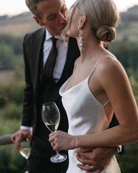 ✨ Cozy & Beautiful American Wedding in Toscana ✨ Dreaming of romance under the Tuscan sun! ☀️ 💍 From heartfelt vows to a scenic countryside backdrop, this American wedding in Toscana was pure magic🤍 Under The Tuscan Sun, Tuscan Wedding, Bridal Pictures, Como Italy, American Wedding, Tuscany Wedding, Wedding Vows, Photo Inspo, Intimate Wedding