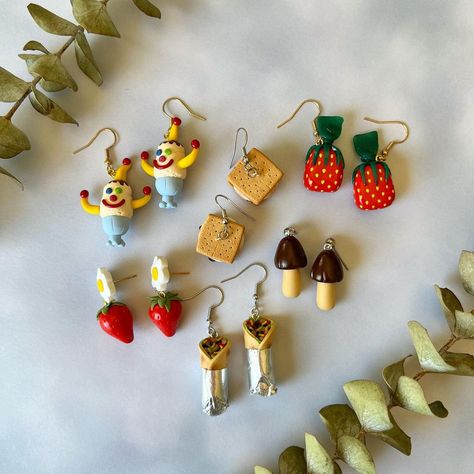 Diy Strawberry Earrings, Candy Clay Earrings, Little Clay Earrings, Weird Clay Earrings, Biscuit Earring, Funky Earrings Diy, Flower Strawberries, Strawberry Candies, Funky Clay Earrings