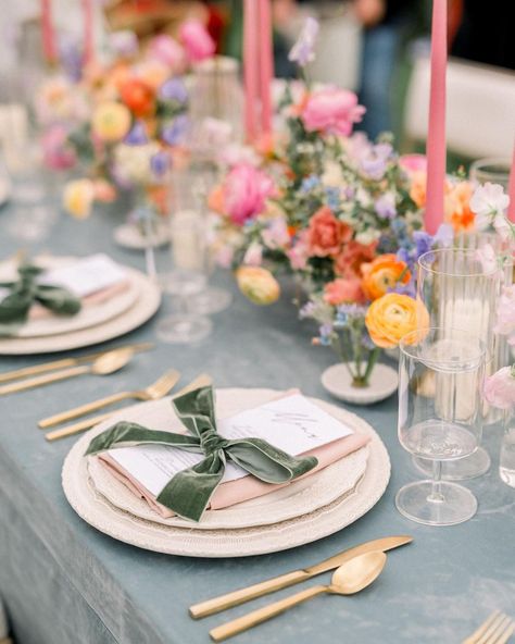 Look at this stunner! 💙 This blue tablescape is a true showstopper, boasting a kaleidoscope of colors that leaves us utterly enchanted. 🌸🧡… | Instagram Cheesecloth Table Runner, Pink Centerpieces, Modern Table Setting, Bridal Shower Inspiration, Modern Bridal Shower, Shower Inspiration, Strawberry Cakes, Marquee Wedding, Garden Inspired