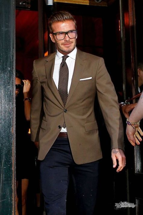 David Beckham Style Beckham Suit, David Beckham Suit, David Beckham Photos, David Beckham Style, Stil Masculin, Style Gentleman, Blazer Outfits Men, Brown Blazer, Brown Suits