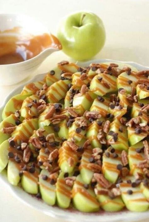 Bobbing For Apples Game, Apple Desert, Apple Nachos, Apple Dessert, Snacks Für Party, Caramel Apple, Diet Keto, Puddings, Apple Recipes