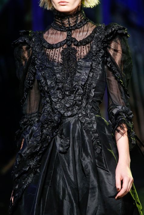 Marc Jacobs Spring 2014 Ready-to-Wear Collection - Vogue Gothic Runway, Dark Glamour, Gothic Mode, Pochette Louis Vuitton, Dark Fashion, Goth Fashion, Fashion Details, Gothic Fashion, Look Cool