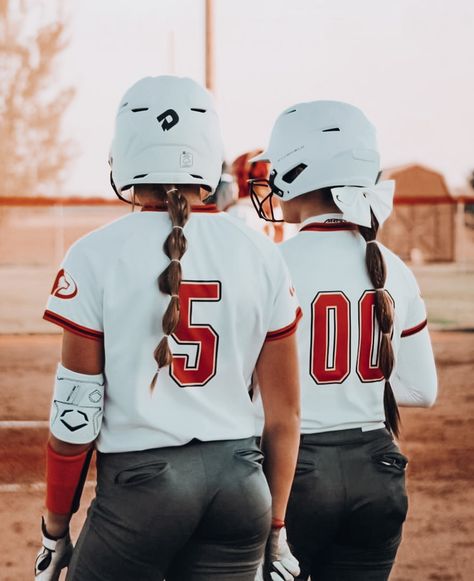 Softball Poses With Friends, Aesthetic Softball Pictures, 12u Softball, Softball Catcher Pictures, Aesthetic Softball, Softball Pictures Poses, Inspirational Volleyball Quotes, Softball Picture, Softball Backgrounds