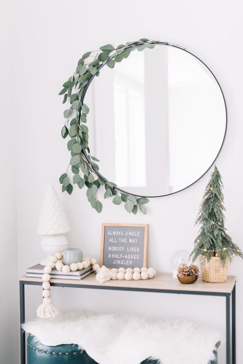 You have pine garlands, wreaths, and well, basically everything else. So why not sprinkle in another type of evergreen: eucalyptus? Click through to see more of the best Christmas decorating ideas! #holidaydecorations #christmasdecorations #christmasdecoratingideasdiy #christmasdecordiy Xmas Decor Ideas, Christmas Decorations Crafts, Film Decor, Crafts To Try, Bohemian Christmas, Photo Deco, Minimal Christmas, Simple Christmas Decor, Christmas Decorations Living Room