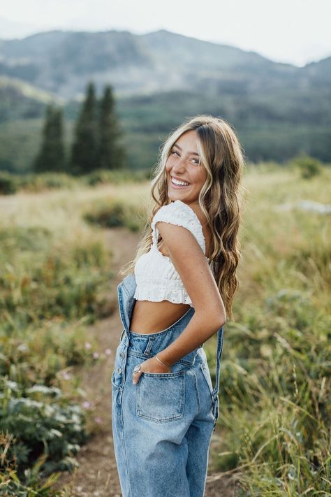 Field Summer Photoshoot, Parent Senior Pictures, Picture Poses Photoshoot, Senior Picture Overalls, Summer Field Pictures, Pictures In Fields Photo Ideas, Cute Flower Field Pictures, Jean Skirt Senior Pictures, Flower Field Photoshoot Senior Pics