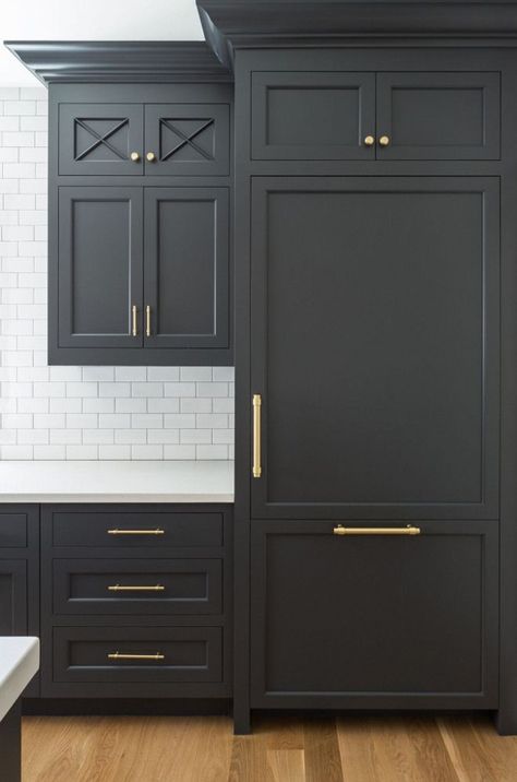 Black cabinets with gold pulls Timeless Interior Design, Black Paint Color, Timeless Kitchen, Black Kitchen Cabinets, Classic Kitchen, White Countertops, Studio Mcgee, Black Cabinets, Kitchen Trends