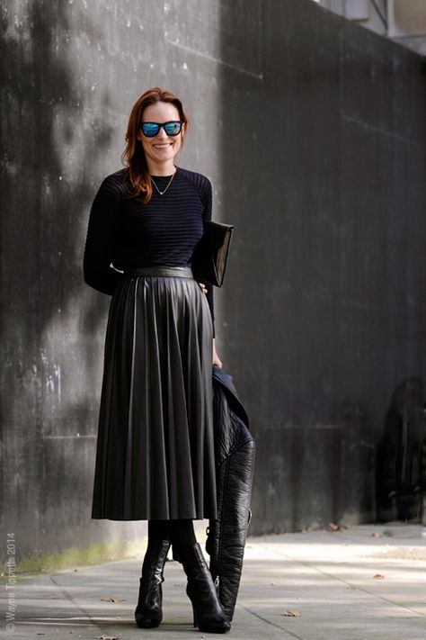 pleats a plenty. London. Minimal Stil, Streetstyle Aesthetic, Long Leather Skirt, Rok Outfit, Large Skirt, Pleated Skirt Outfit, Winter Styling, Leather Skirt Outfit, Street Style Aesthetic