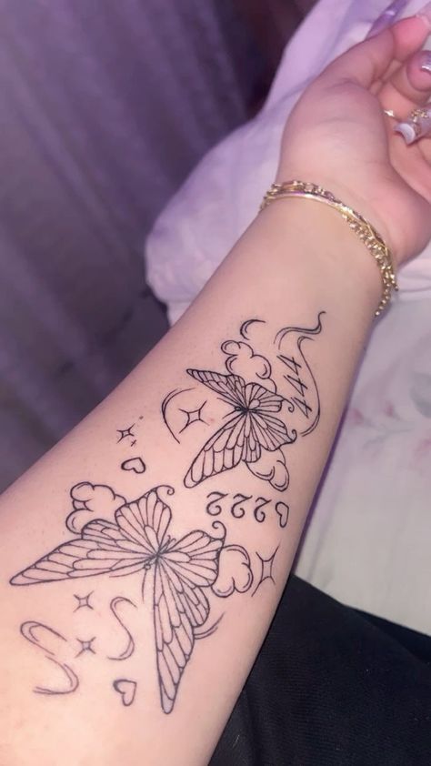 Basic Tattoos, Small Girly Tattoos, Cute Hand Tattoos, Pretty Hand Tattoos, Tattoos For Black Skin, Dope Tattoos For Women, Butterfly Tattoos, R Tattoo, Cute Tattoos For Women