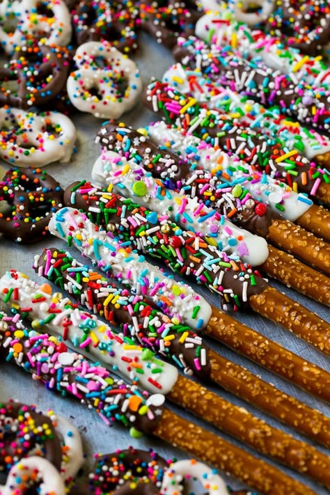 Covered Pretzels Christmas, Pretzels Christmas, Chocolate Covered Pretzels Christmas, Decorated Pretzels, Chocolate Covered Pretzels Recipe, Chocolate Covered Pretzel Sticks, Chocolate Pretzel Rods, Pretzel Desserts, Dipped Pretzel Rods