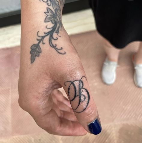 Calligraffiti Alphabet, Letters Tattoo, Pet Tattoos, Chicanas Tattoo, Hand And Finger Tattoos, Hand Tats, Pretty Tattoos For Women, Best Friend Tattoos, Dainty Tattoos