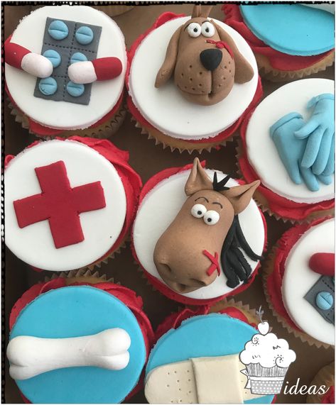 Veterinary Birthday Party, Veterinary Cake Ideas, Vet Cake, Veterinarian Graduation, Disney Graduation Cap, Doctor Party, Graduation Party Desserts, Graduation Cups, Vet Life