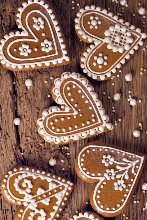 15 Ideas How To Decorate Heart Sugar Cookies And Impress Your Boyfriend Valentine Gingerbread Cookies, Cookies Decorating Party, Gingerbread Cookie Designs, Gingerbread Cookies Recipe Easy, Gingerbread Cookie Recipes, Gingerbread Cookies Easy, Heart Cookies Decorated, Gingerbread Designs, Gingerbread Icing