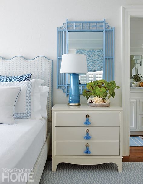 Chinoiserie Bedroom, Grand Millennial, Serene Bedroom, New England Homes, Chinoiserie Chic, Beach House Interior, Spare Bedroom, Primary Bedroom, City Furniture