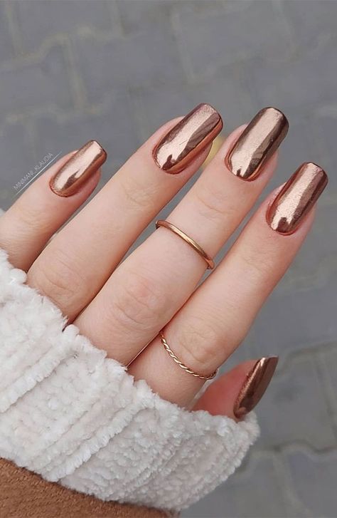 21. Copper Chrome Tapered Square Nails TikTok has become my new addictive entertaining social media right now, you will see new trends keep popping... Copper Nails, New Years Eve Nails, Chrome Nails Designs, Gel Set, Gold Nail, Her Nails, Round Nails, Metallic Nails, Foil Nails