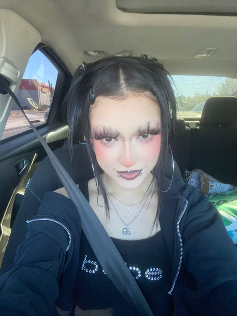 Ghoulish Makeup, No Eyebrow Makeup, No Eyebrows Makeup Look, No Eyebrows Makeup, No Eyebrows, Paznokcie Hello Kitty, Pale Makeup, Punk Makeup, Alt Makeup