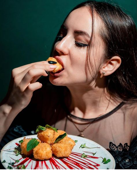 Women Eating Food, People Enjoying Food, Fried Toast, Person Eating, Secret Bar, Elegant Food, Food Photoshoot, People Food, Latin Food