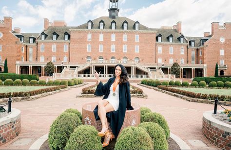 Oklahoma state senior #seniorpictures #oklahomastate #seniorphotos #seniorpictureideas #poses #graduation Oklahoma State Graduation Pictures, Poses Graduation, College Graduation Pictures Poses, Pic Inspiration, Grad Pic, College Graduation Pictures, University Graduation, Graduation Picture Poses, Oklahoma State University