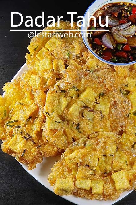 Resep ini saya buat diilhami dari sajian Tahu Telur tapi saya kreasi menjadi dadar tahu mini yang bisa menjadi lauk sehari-hari. Bagi anda yang bingung mengolah telur atau tahu, silahkan dicoba. Semoga menambah variasi resep lauk di dapur anda :-) Ayam Goreng Mentega, Telur Dadar, Food Artists, Indonesian Food, Egg Recipes, Street Food, Macaroni And Cheese, Side Dishes, Food And Drink