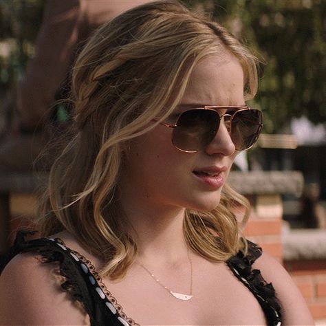 Elizabeth Lail as Guinevere Beck in You (2018) Guinevere Beck From You Hair, You Beck Guinevere, Beck "you", Elizabeth Lail You, Elizabeth Lail Gif, Guinevere Beck, Elizabeth Lail, I Love You Gif, Love You Gif