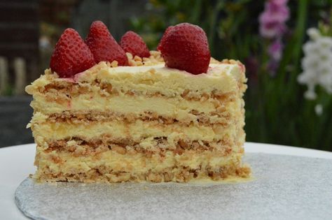 Dacquoise Recipe, Dacquoise Cake, Hazelnut Meringue, Torte Cupcake, Biscuits Easy, British Baking, French Desserts, Strawberry Lemon, Crazy Cakes