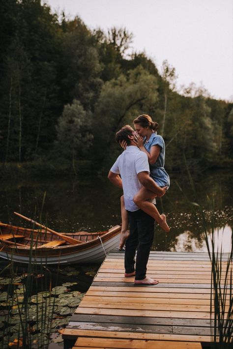 Boat Engagement Photos, Boat Photoshoot, Shooting Couple, Lake Engagement Photos, Lake Photoshoot, Cute Engagement Photos, Couple Engagement Pictures, Lake Photos, Couple Picture Poses