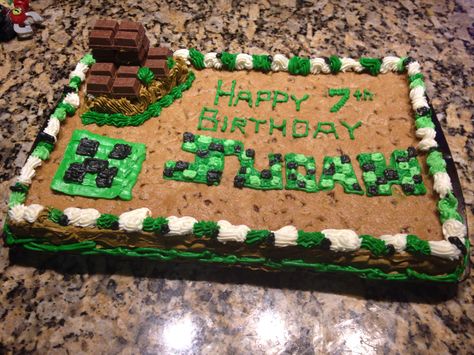 Minecraft Double Layer cookie cake :) Judah's 7th birthday! Minecraft Cookie Cake Ideas, Minecraft Cookie Cake, Layer Cookie Cake, Minecraft Cookies, Minecraft Birthday Cake, Diy Minecraft, Cookies Cake, Minecraft Cake, Minecraft Birthday