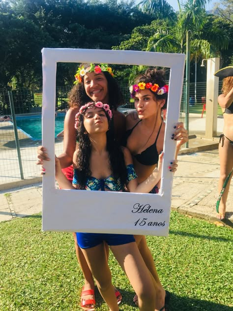 Meus 15 anos no Sítio! – Cookies de algodão #quinzeanos #encantada #aniversário #contosdefadas #sonho #arlivre #lembrancinhas #copo #borboleta #polaroid Summer Party Balloon Decor, Aniversario Pool Party, Beach Party Set Up, Ideas Para Xv Años, Beachy Birthday Party, Hawaiian Party Ideas, Birthday Pool Party Ideas, Summer Pool Party Ideas, Sweet 16 Pool Parties