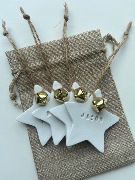 Clay Pottery Christmas Ideas, Christmas Ceramics Pottery, Christmas Ceramic Ornaments, Fimo Ornaments, Clay Christmas Tree Ornaments, Christmas Ornaments Pottery, Clay Star, Clay Gift Tags, Clay Christmas Decorations