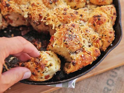 Garlic Knots Recipe, Garlic Knots, Garlic Bread Recipe, Pull Apart Bread, Cast Iron Cooking, Serious Eats, Fresh Chives, Party Foods, Pull Apart