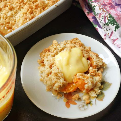 Fresh Apricot Crumble with an oat topping, a delicious summer dessert that is easy to make with a few simple ingredients. Serve the crumble with custard or your favourite ice cream, and you are in for a treat. Custard Crumble, Apricot Crumble Recipe, Healthy Dinner Options, Apricot Recipes, Fruit Crumble, Crumble Recipe, Summer Cooking, Chicken Main Dishes, Sweet Delights