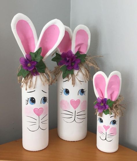 Spring Wine Bottle Crafts, Easter Wine Bottle Crafts, Easter Bottle Crafts, Easter Wine Bottles, Easter Craft Projects, Bottle Centerpieces, Painted Bottles, Easter Craft Decorations, Diy Glass Bottle Crafts