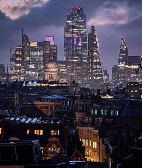 London Decanted on Instagram: “Stunning capture of the London Skyline at night 🖤📸 • • 📷: @tmnikonian ⎯⎯⎯⎯⎯⎯⎯⎯⎯⎯ #london #city #cityscape #photo #photography…” Photo London, London Cityscape, London Wallpaper, Night Skyline, London Night, London Aesthetic, Uk City, London Skyline, London Photos