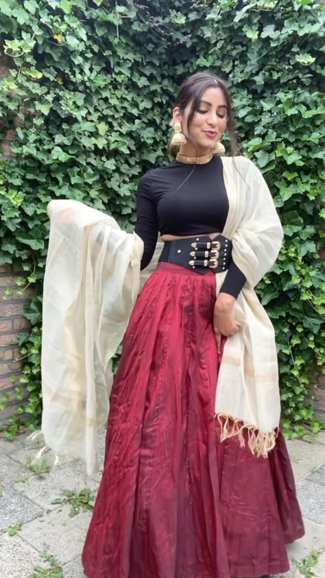 Dupatta To Top, Crop Top Dupatta Style, Lehenga Top Ideas, Diwali Party Outfit Ideas, Fashion Show Dresses Indian, Dupatta Into Top, Navratri Skirt And Top, Tops For Long Skirts Ideas, How To Style A Dupatta