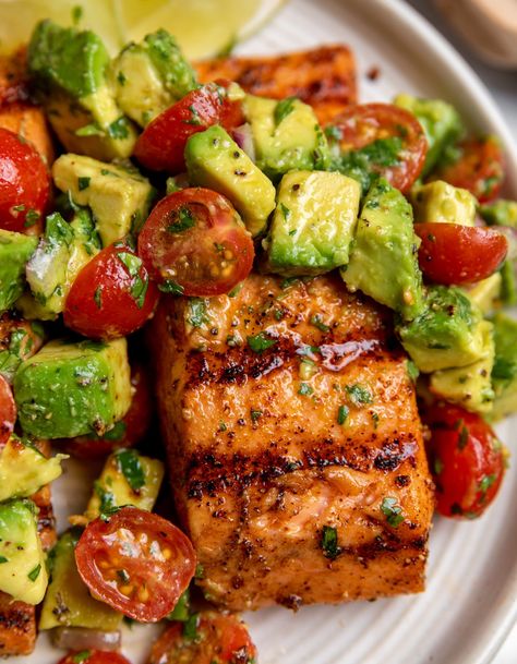 Healthy & Fitness - Healthy Recipes Blackened Salmon With Avocado Salsa, Cilantro Lime Salmon With Avocado Salsa, Low Carb Salmon Dinner Recipes, Fish And Avocado Recipes, Meal Ideas Salmon, Salmon Recipes Avocado, Baked Salmon With Avocado Salsa, Salmon With Avocado And Feta, Salmon With Guacamole