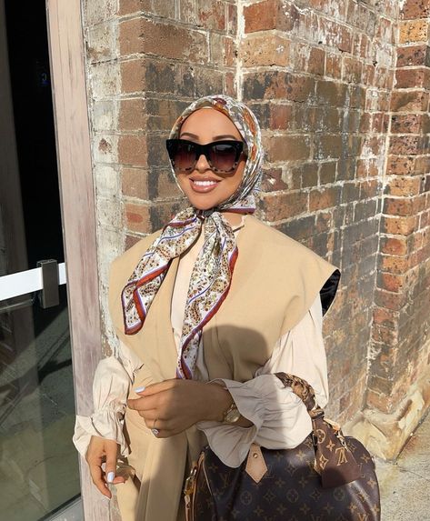 Vintage Hijab Style, Vuitton Bag Outfit, Outfit For Paris, Outfit Hijab Ideas, Vintage Hijab, Hijabi Styles, Fashion Outfits Hijab, Louis Vuitton Bag Outfit, Lv Scarf