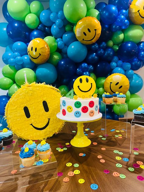 Smiley Face Cake Smash, Smiley Face Balloon Arch, Smiley Theme Birthday Party, Happy Face Birthday Party Ideas, Retro Smiley Face Birthday Party, Smile Birthday Party, Smiley Birthday Theme, Happy Face Birthday Party, Smiley Face Birthday Party