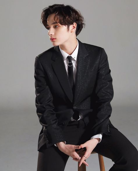 hourly huening kai on Twitter: "the hand pose... the visuals... the side profile... THEE HUENING KAI 😵‍💫😵‍💫 https://t.co/TE7KdI6FKf" / Twitter Txt Kai, Heuning Kai, Txt Hueningkai, Kai Kamal Huening, Kang Taehyun, Tomorrow Together, Beomgyu Taehyun, Choi Soobin, Choi Beomgyu