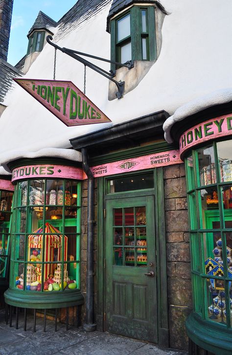 Honey Dukes, Harry Potter Places, Universal Studios Orlando Trip, The Wizarding World Of Harry Potter, Orlando Travel, Harry Potter Halloween, Images Harry Potter, Hogwarts Aesthetic, Harry Potter Christmas