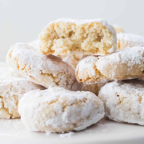 Amaretti Cookies Italian, Holiday Pastries, Amaretti Cookie Recipe, Amaretti Biscuits, Amaretti Cookies, Coconut Candy, Dairy Free Cookies, Italian Foods, Italian Recipes Traditional